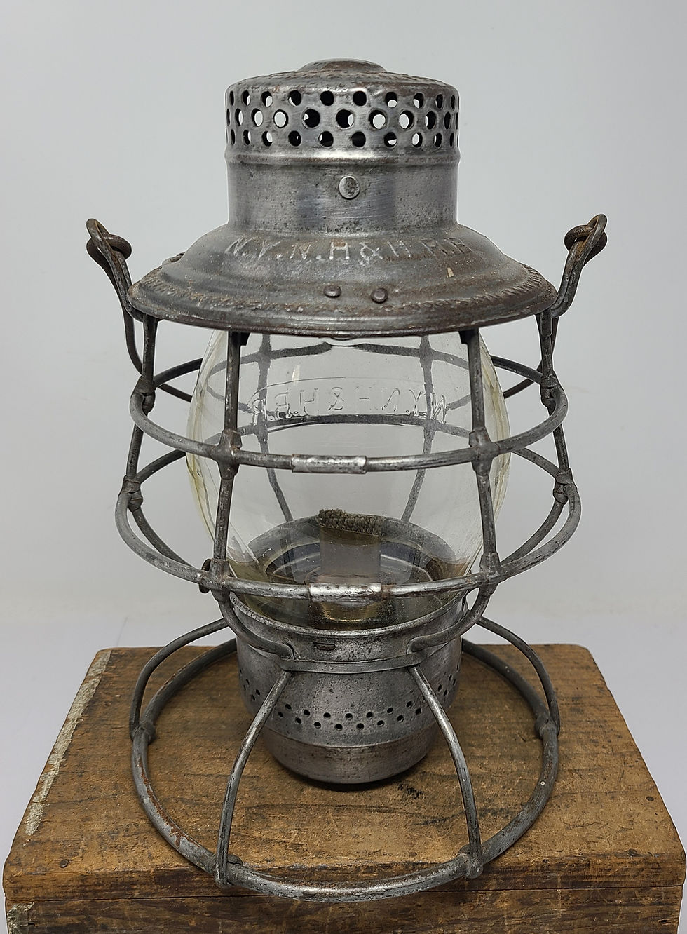 Thumbnail: N.Y.N.H. & H.R.R. Adlake Reliable ( cast  globe )