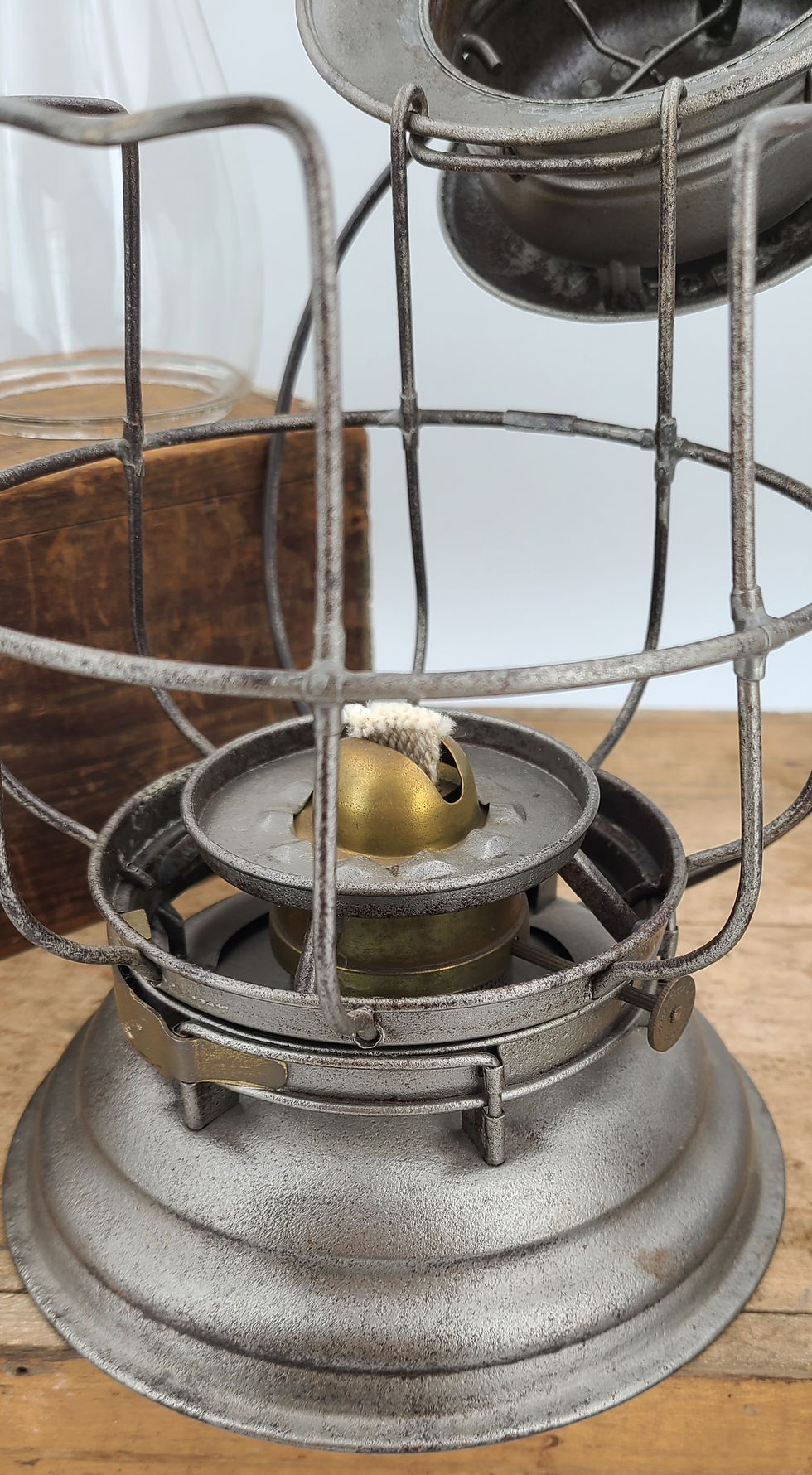 Thumbnail: Nail City Leader lantern  ( dual globe ) 