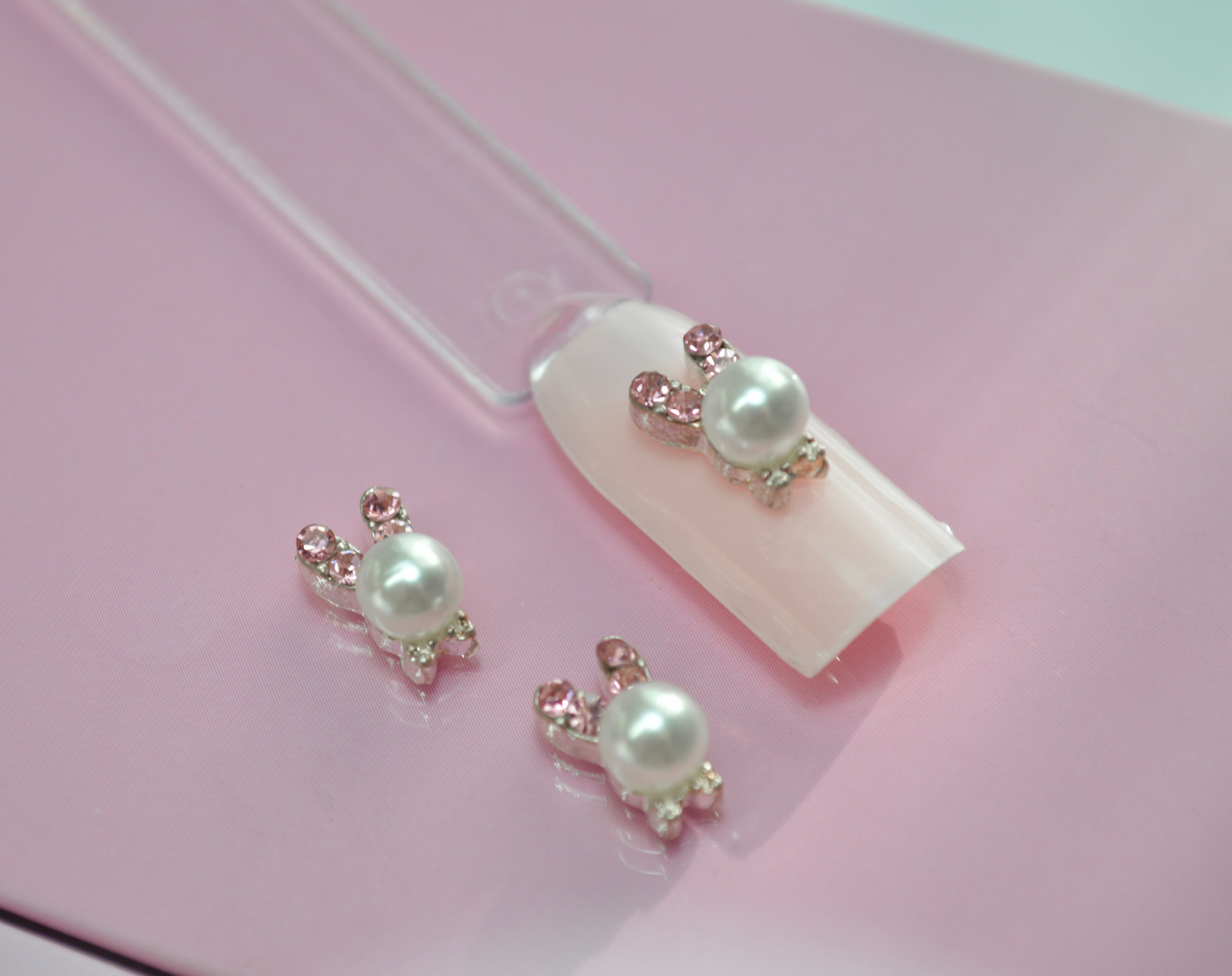 Pearl bunny charm (6pcs)