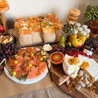 Brunchtafel met belegde broodjes, gerookte zalm, desserts en kaas
