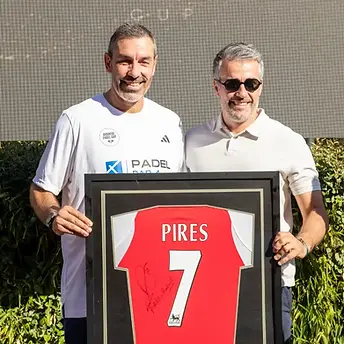 Robert Pirès hält einen Trikotrahmen mit seinem signierten Arsenal-Trikot Nr. 7