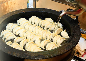 餃子調理中