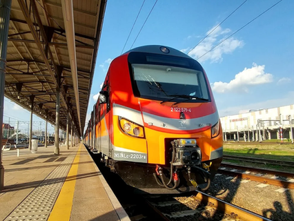 Czy jazda koleją bez butów jest kulturalna? Konduktor Przemek: "Żul w pociągu"