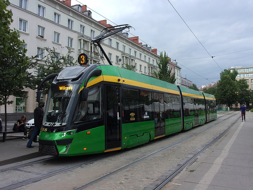 Tramwaje niskopodłogowe: Zalety i wyzwania nowoczesnej komunikacji miejskiej