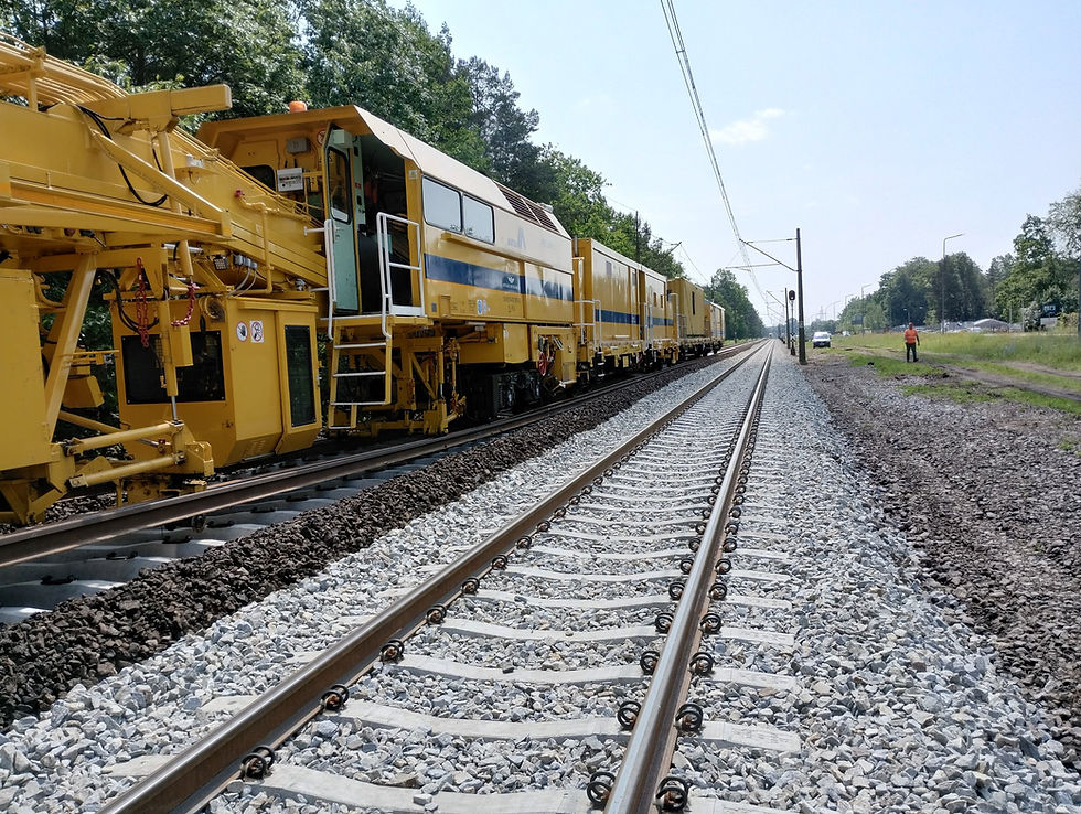 Maszyna PUN wymienia podkłady między Rozwadowem a Stalową Wolą.