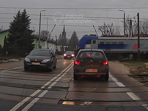 Pociąg InterCity wjechał na otwarty przejazd. Dróżnik z zarzutami