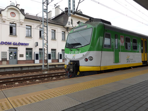 Koleje Mazowieckie naprawią 33 pociągi EN57AKM. PESA Mińsk Mazowiecki z kontraktem