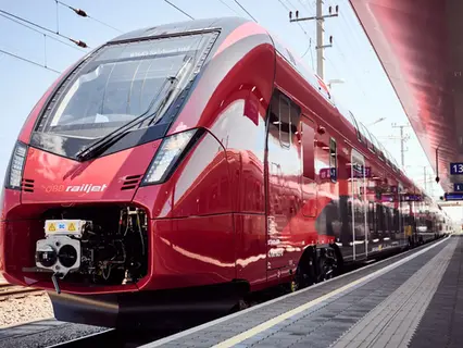 ÖBB i Stadler prezentują nowy piętrowy pociąg KISS dla austriackich kolei