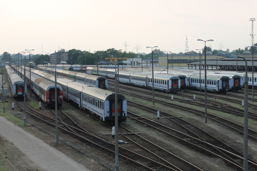 Wagony PKP IC stojące na torach odstawczych stacji Warszawa Grochów