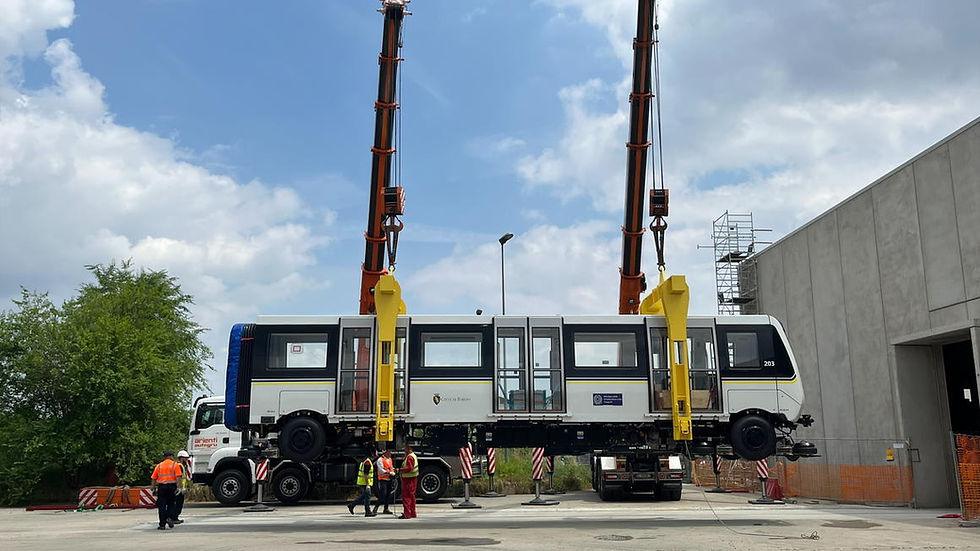 Pierwszy z czterech planowanych nowych pociągów Metropolis „Boa” w celu wdrożenia obecnej floty dostarczony do nowego warsztatu w Collegno