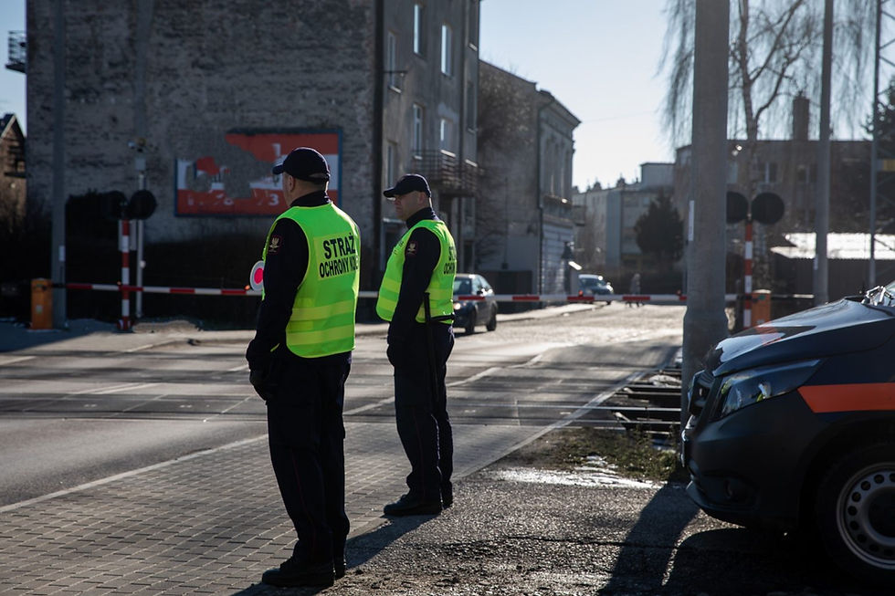 Funkcjonariusze SOK przy przejeździe kolejowym