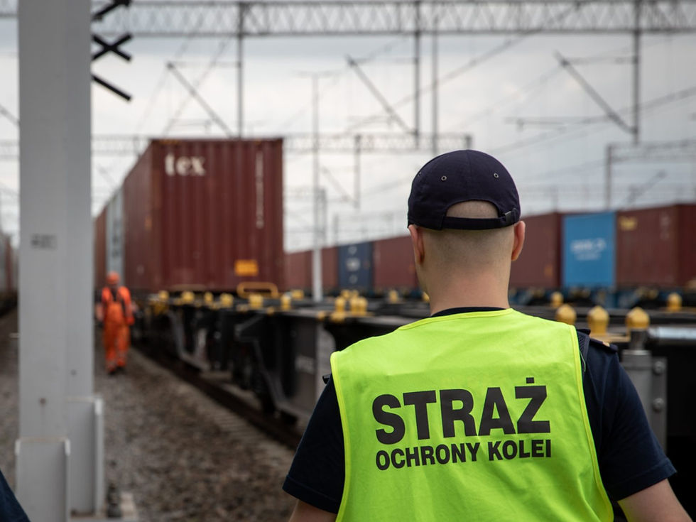 Funkcjonariusz SOK, w tle pociąg