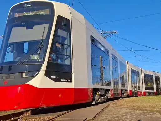 Niemcy: Pierwszy tramwaj Stadler TINA rozpoczął kursowanie w Halle (Saale)