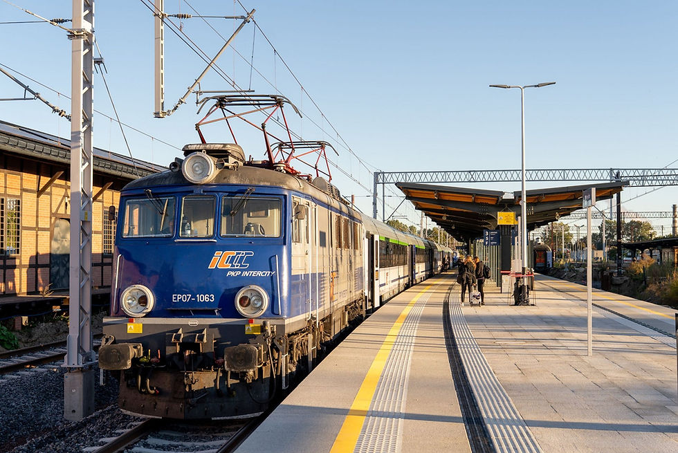Pociąg przy nowym peronie na stacji Słupsk