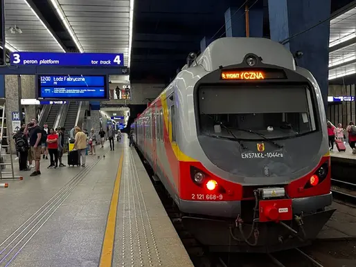 PLK inwestują w dostępność. Kolej staje się bardziej przyjazna dla pasażerów