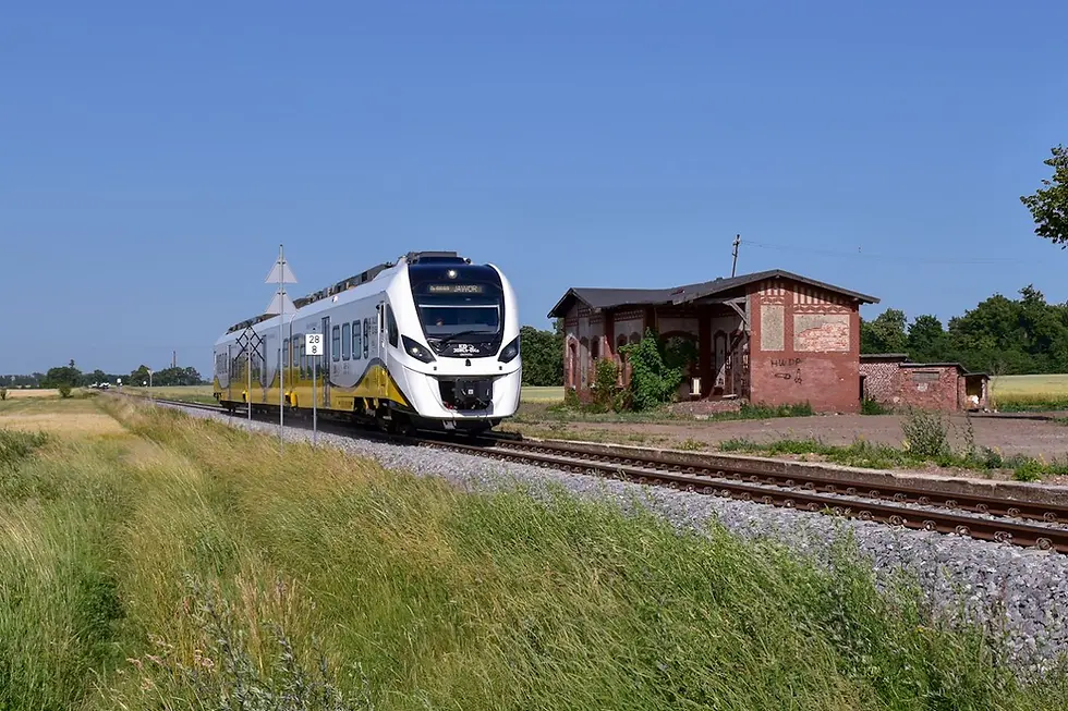 Pociąg przy starej stacji kolejowej Olbrachtowice