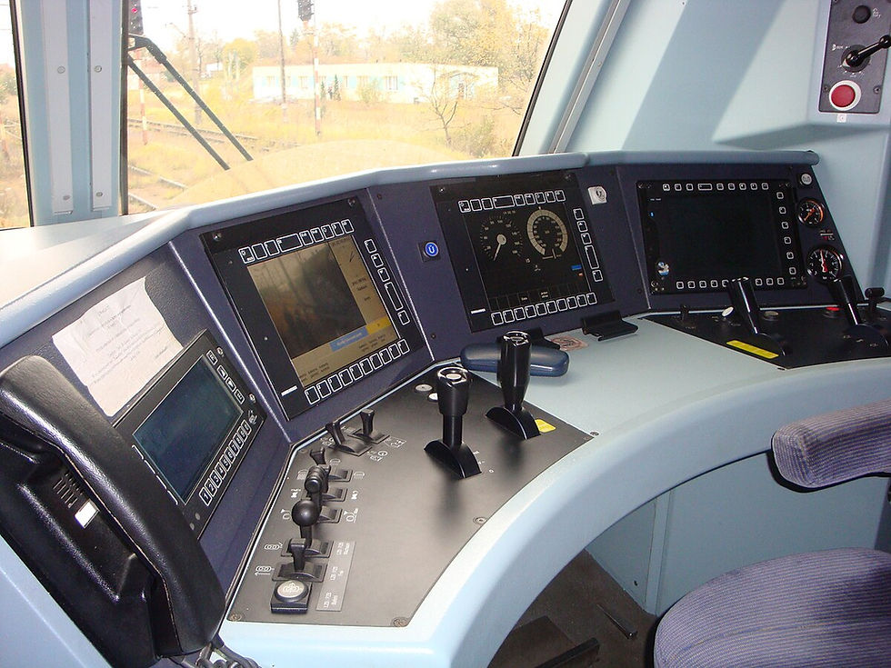 Wnętrze kabiny lokomotywy elektrycznej EU43