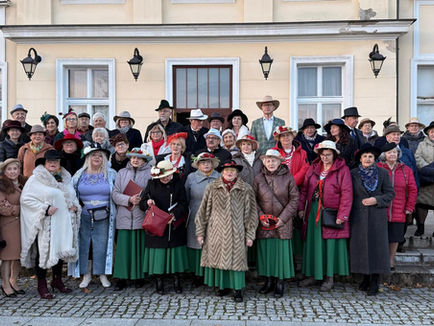 Parada Kapeluszy i moda lat 20. Dolnobrzeska Senioriada zainaugurowana
