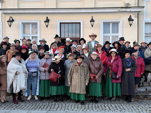 Parada Kapeluszy i moda lat 20. Dolnobrzeska Senioriada zainaugurowana