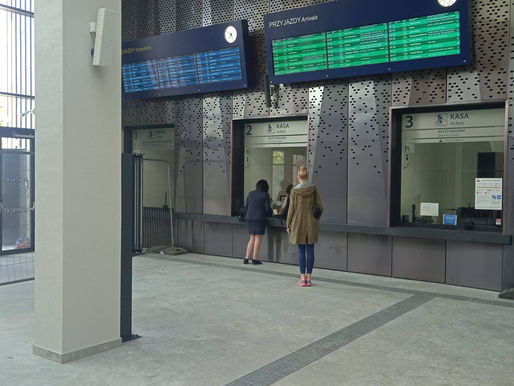 Nowy etap prac na dworcu Łódź Kaliska: Kasy biletowe przeniesione do zmodernizowanego budynku