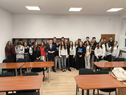 Młodzież z dolnobrzeskiego liceum dyskutowała o telefonach w szkołach