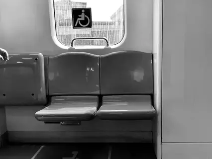 Problemy osób z niepełnosprawnościami na trasie Gdynia-Hel po modernizacji infrastruktury