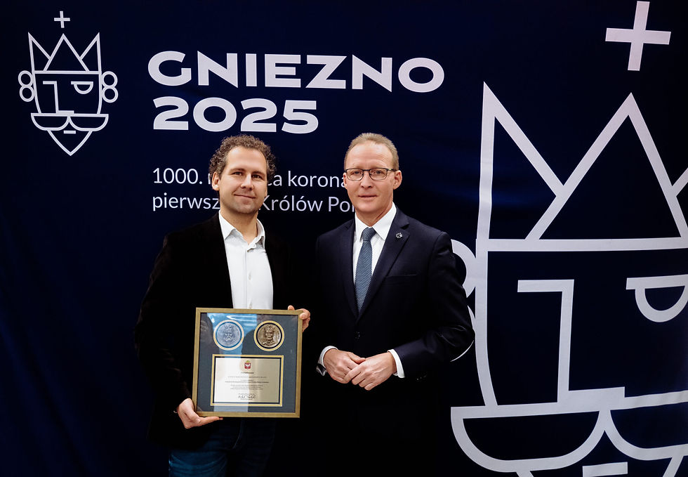 Wręczenie przez burmistrza Gniezna upominku dla Kolei Wielkopolskich