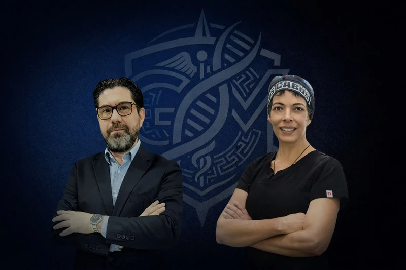 Mujer profesional de la salud pensativa en pasillo moderno de hospital.