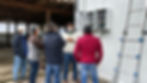 Técnicos revisando tableros de control de refrigeración en Ceres Farms