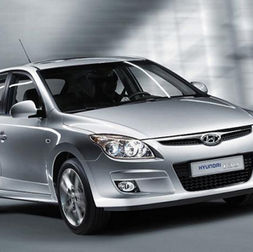 Hyundai i30 prata visto de frente em movimento, representando as unidades convocadas para recall por falha no airbag.