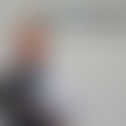 Executivo da Nissan, Marco Biancolini, posa de braços cruzados em frente ao logo da empresa.