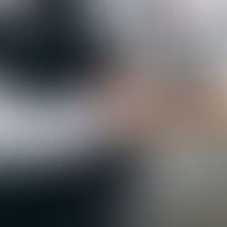 Cliente recebe chave de carro em concessionária durante processo de compra financiada.