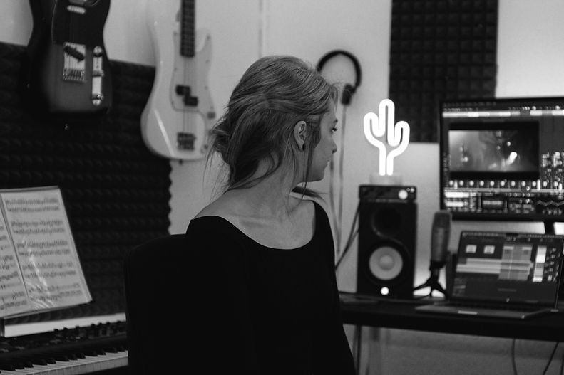 26- Laura - Estudio_edited.jpg