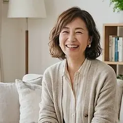 パーソナルストレッチを受けた後、清潔感のあるリビングで満足な笑顔で座っている50代の女性