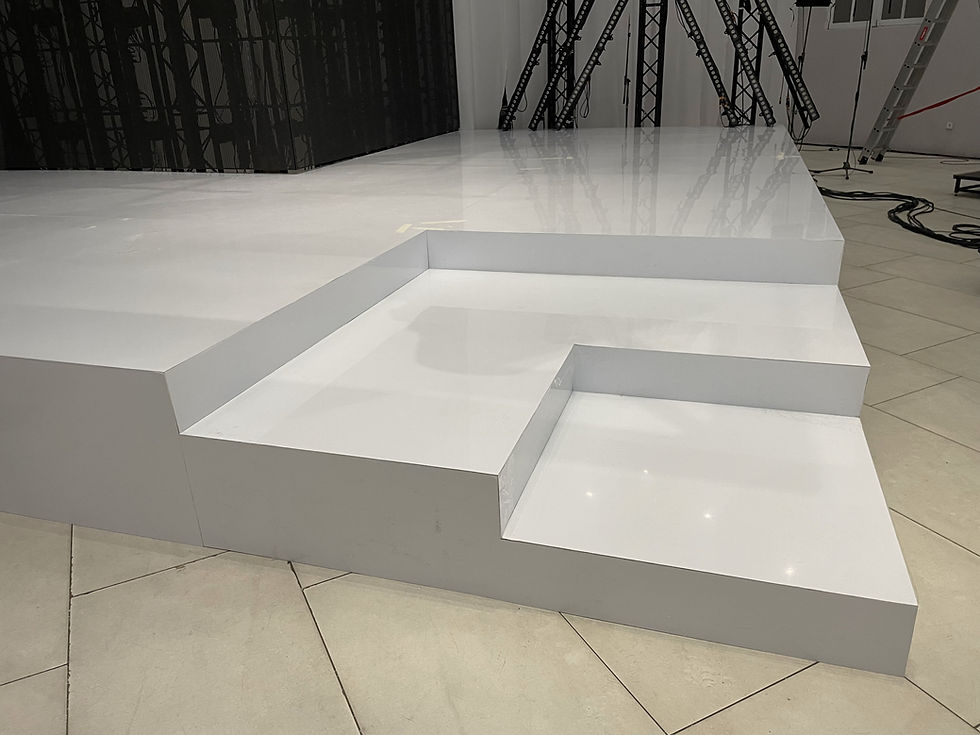 облицовка сцены глянцевым пластиком