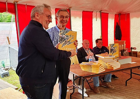Jean-Pierre Vanbrabant overhandigt het eerste boek aan burgemeester Yzermans