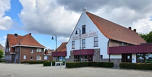 Parochiezaal en kapelanij