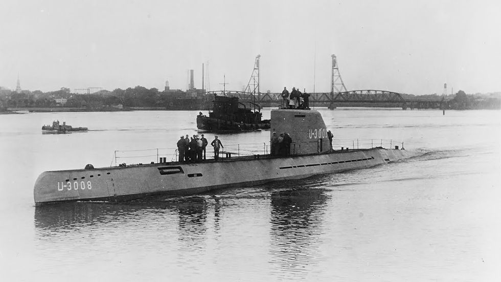 O U-3008 seguindo para alto mar.
