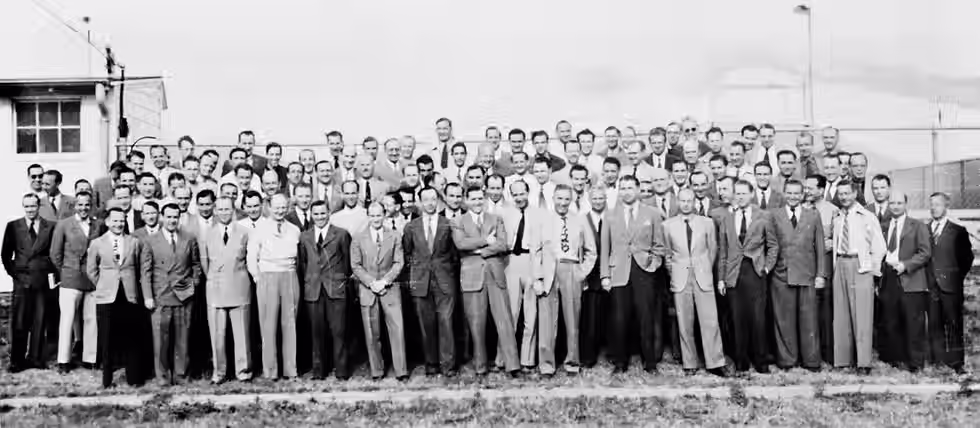Diversos dos cientistas alemães recrutados pelo governo dos Estados Unidos.