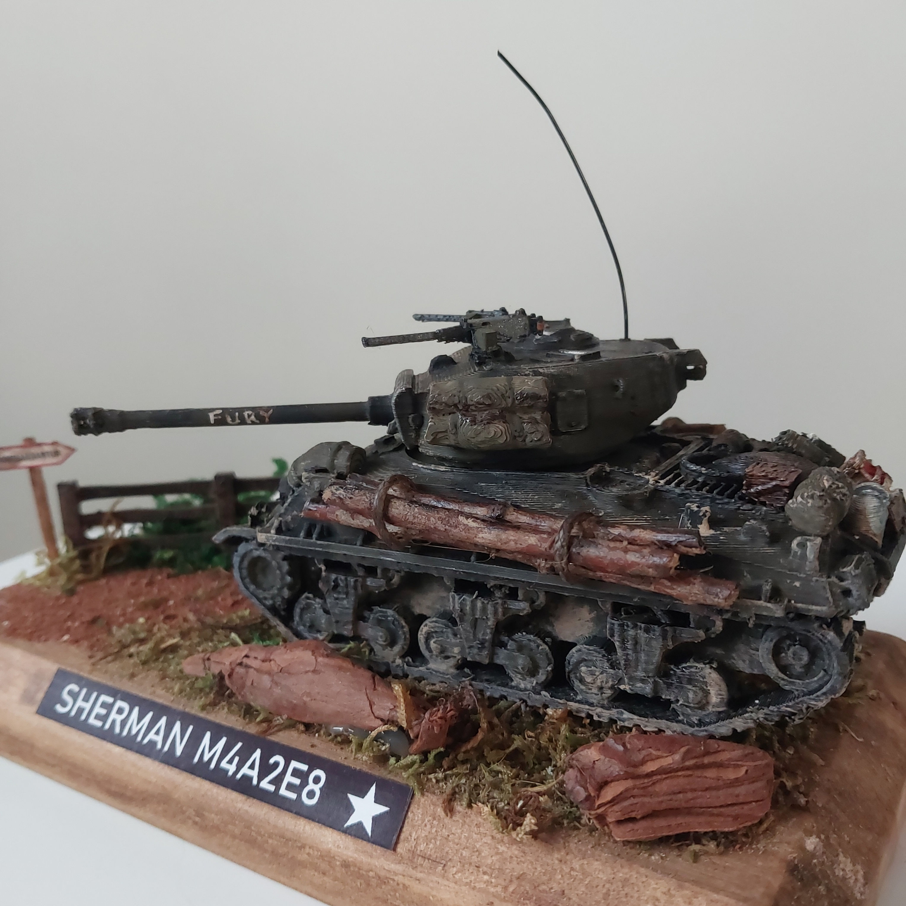 Miniatura Sherman M4A2E8 "Fury" - 12cm 1:56