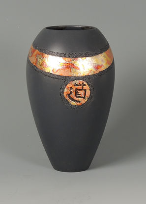 vase en bois tourné texture finition feuille de cuivre collier