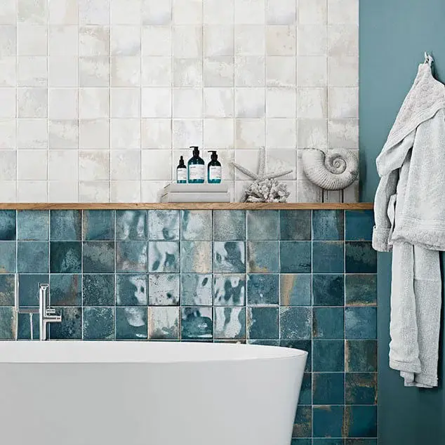 Pose de carrelage avec joint ciment classique dans une salle de bain moderne