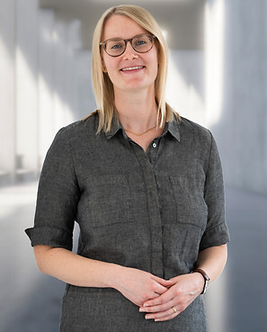 Smiling blond woman wearing glasses, ihr name ist Johanna Kunz