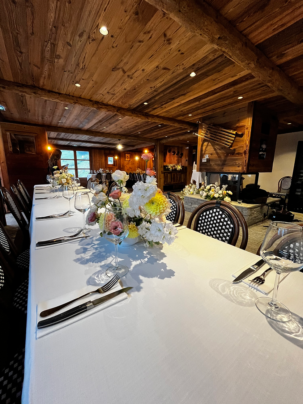 Table de banquet décorée de fleurs dans un chalet en bois