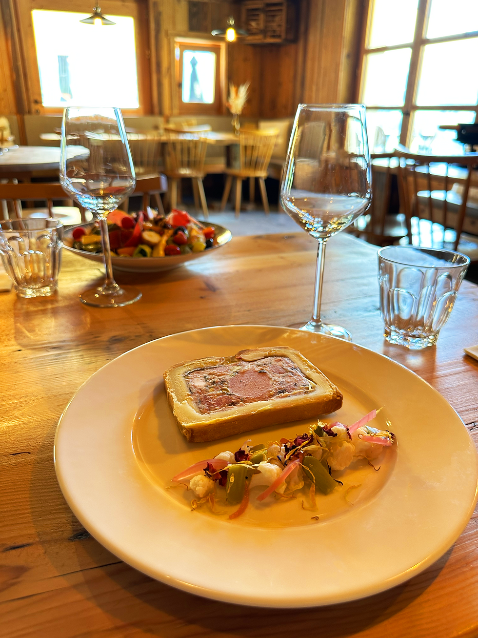 Pâté en croûte et garniture servis dans un restaurant de spécialité, brasserie savoyarde, ferme, alpage