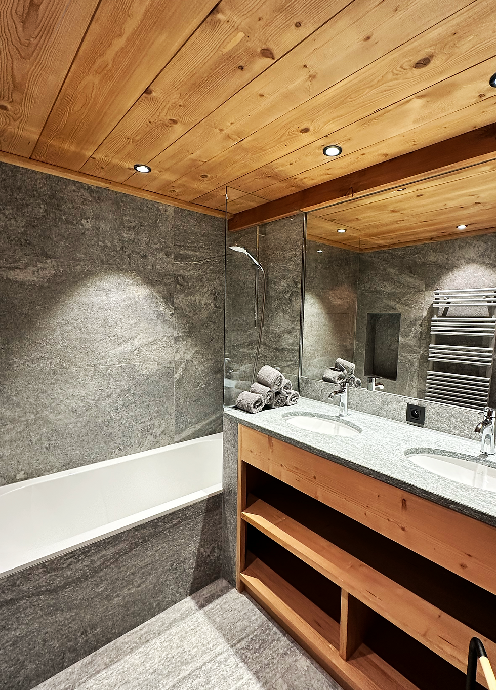 Salle de bain moderne avec double vasque et plafond en bois