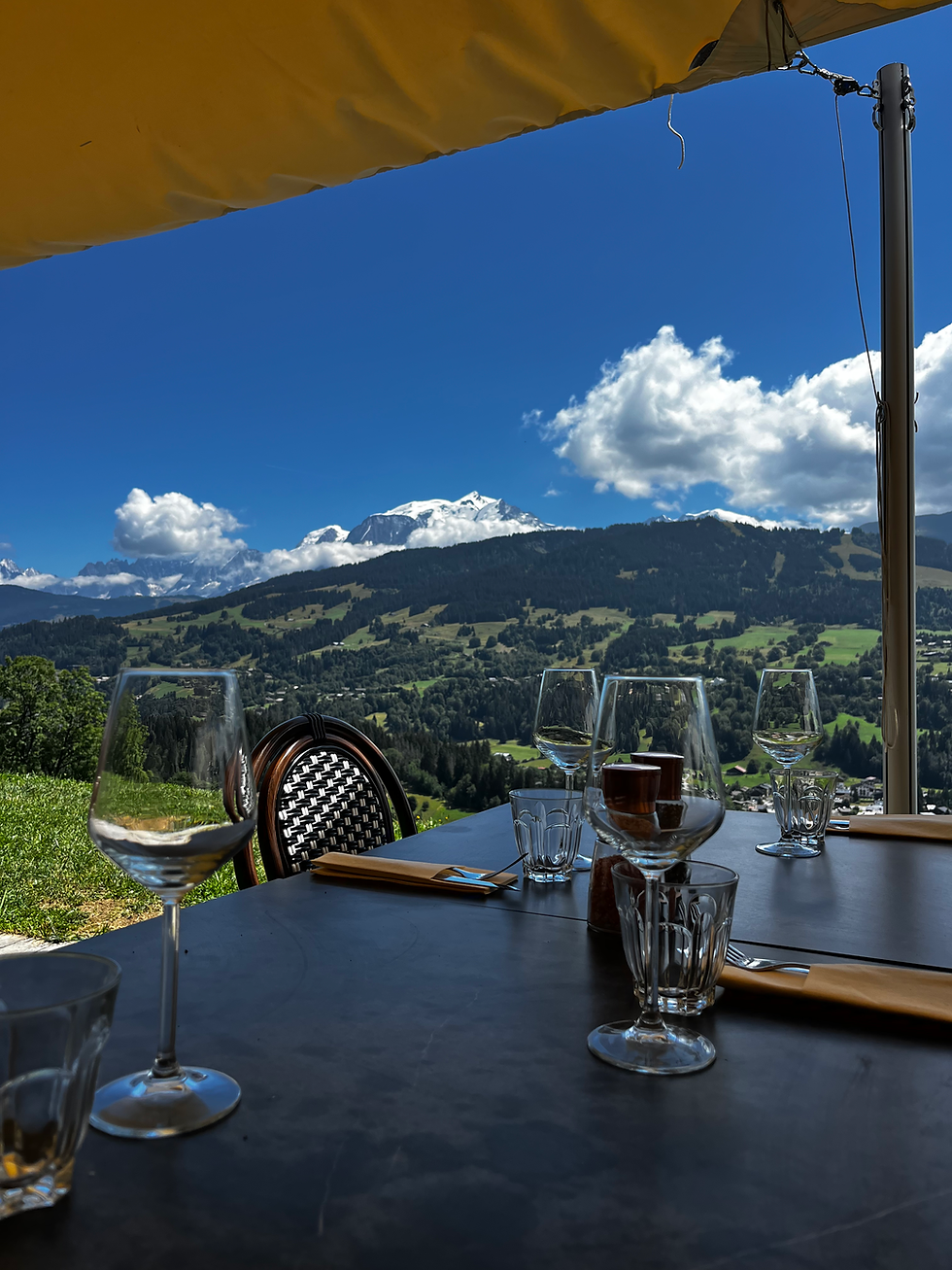 Terrasse événementielle avec vue sur les montagnes