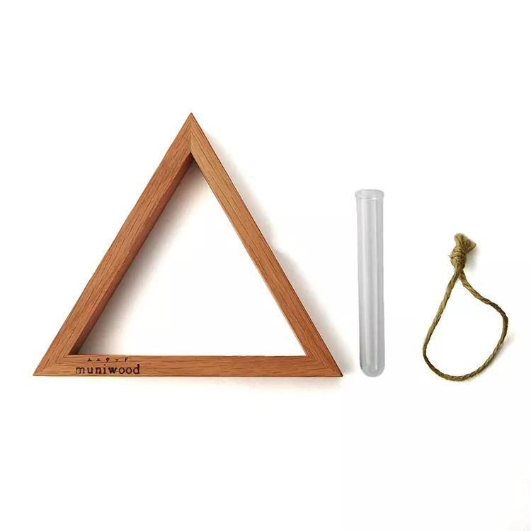 サムネイル： 3角形の一輪挿し