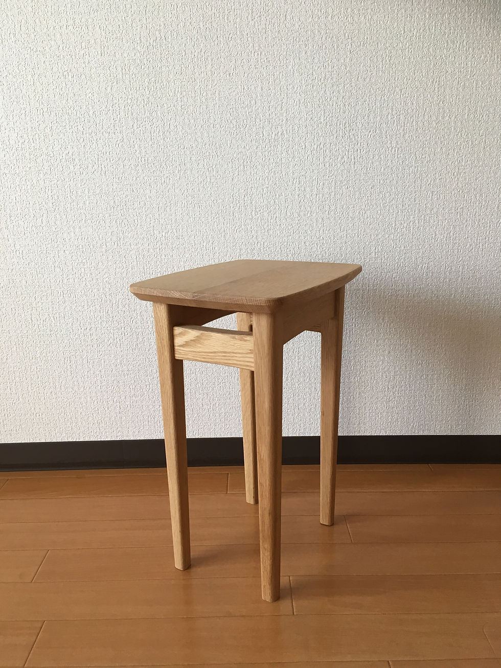 サムネイル： ベッド横ナイトテーブル