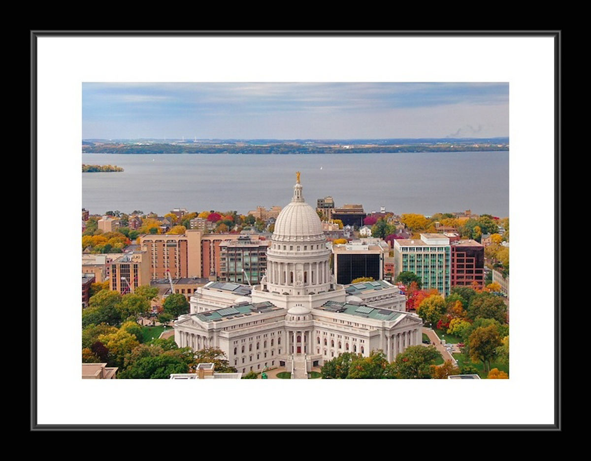 Wisconsin State Capitol Building / Lake Mendota